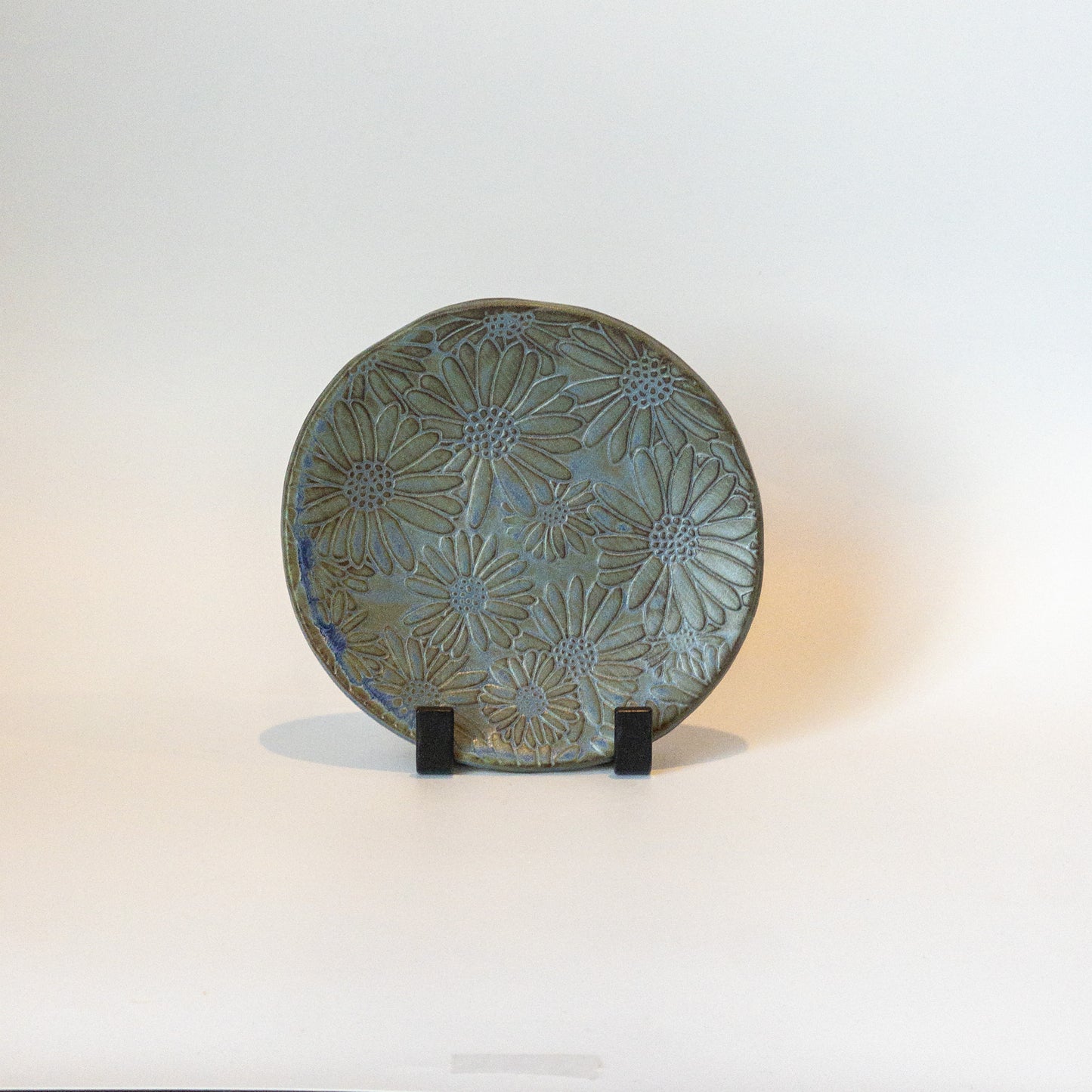 Daisy Textured Organic Shape Dish (6 inches)
